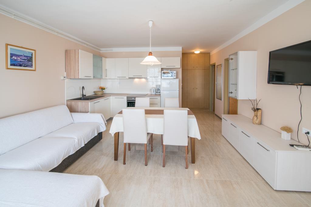 Apartments Villa Ana Krk Town Bagian luar foto