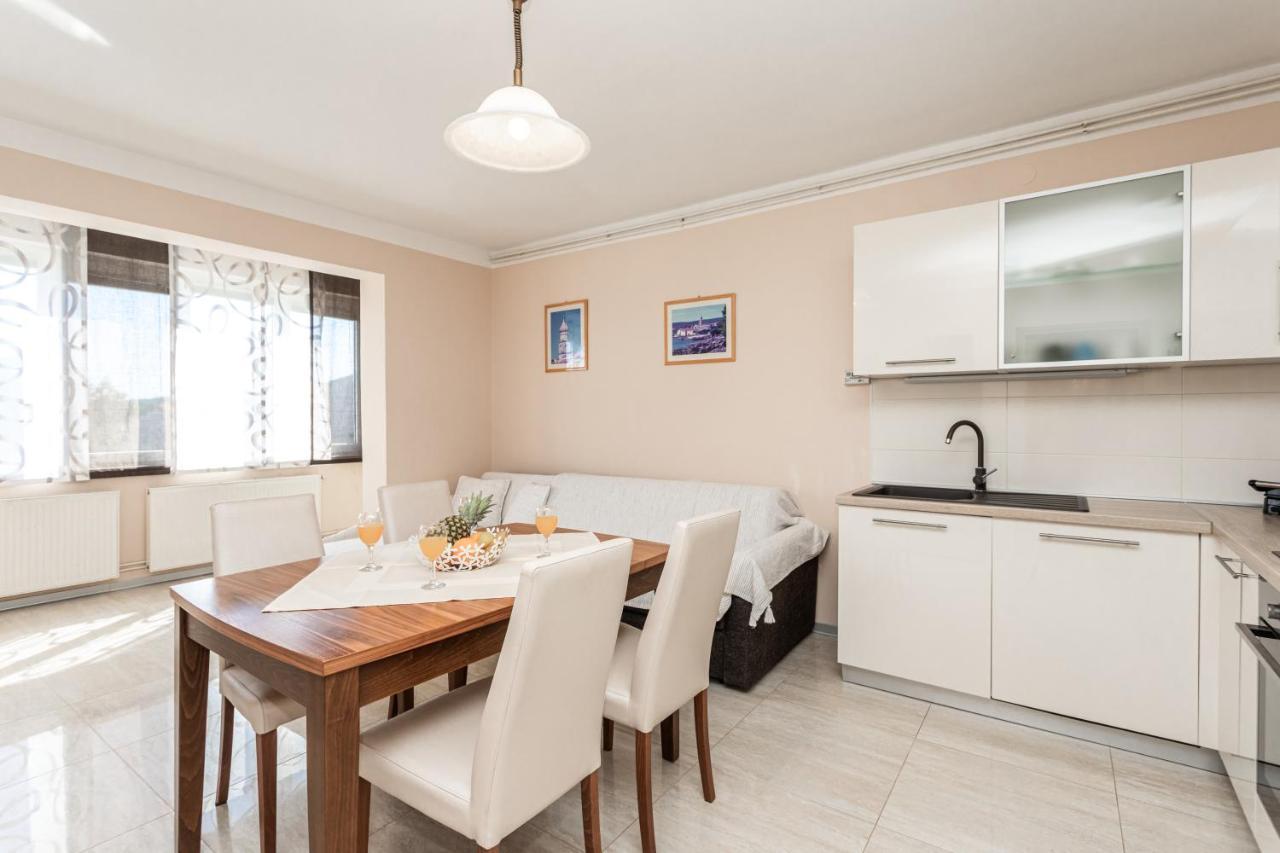 Apartments Villa Ana Krk Town Bagian luar foto